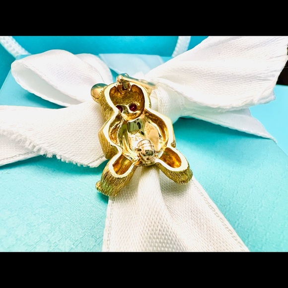❌❌SOLD ❌❌♥️ 18K Yellow Gold Diamond Ruby Teddy Bear Brooch Pin ♥️
Diamond Ruby - Picture 4 of 9